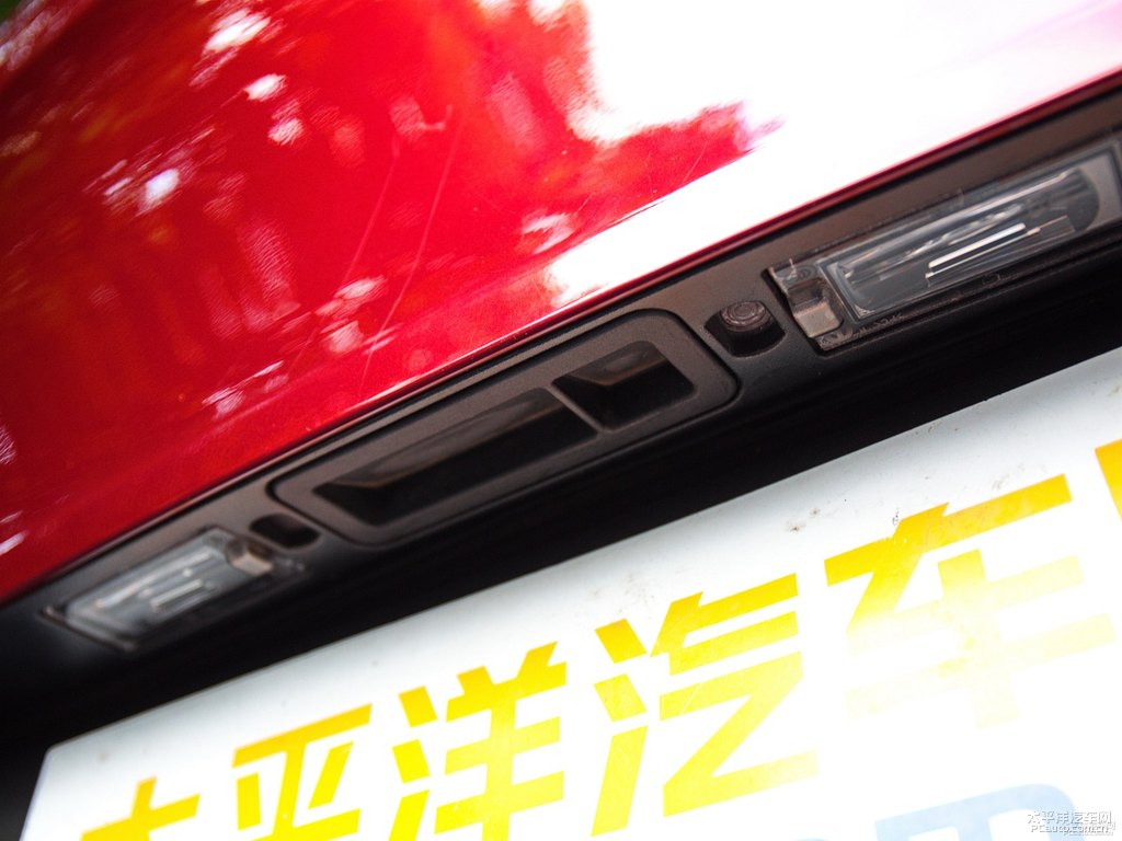 落霞紅自由光車尾外觀圖片