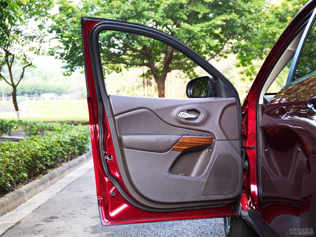 落霞紅自由光車廂內(nèi)飾圖片