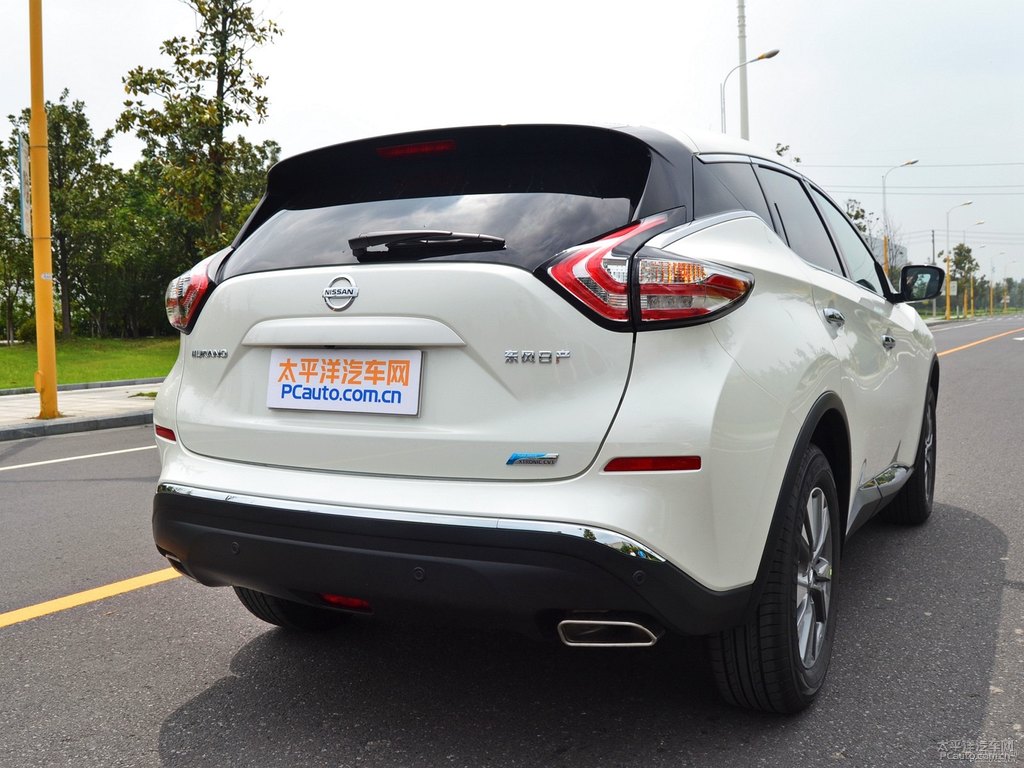 珠光白樓蘭車尾外觀圖片