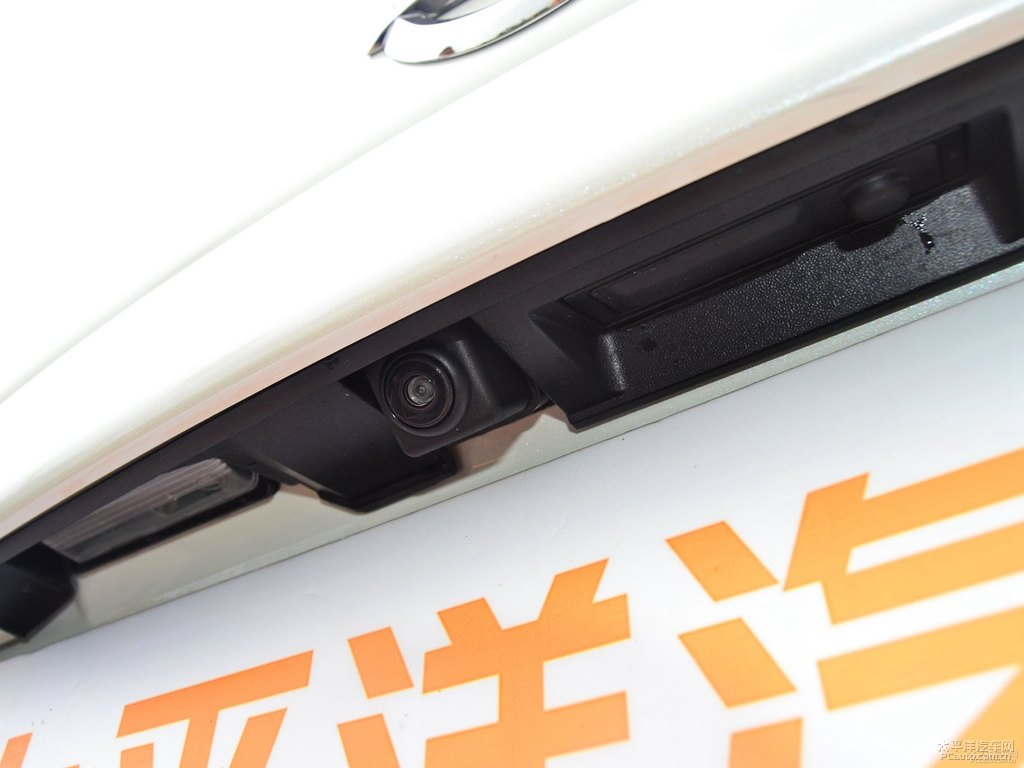 珠光白樓蘭車尾外觀圖片