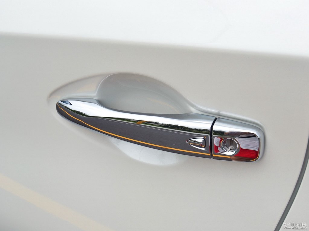 珠光白樓蘭車(chē)身外觀圖片