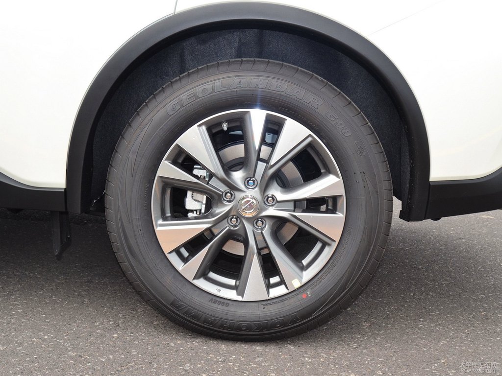 珠光白樓蘭車身外觀圖片