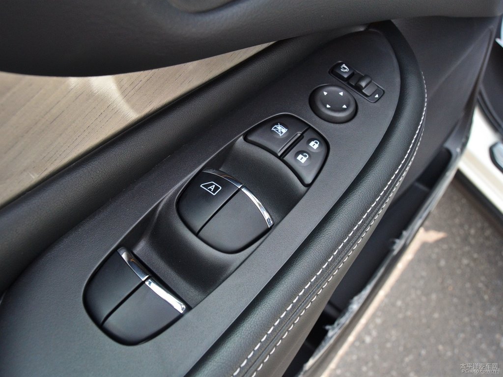 珠光白樓蘭車廂內(nèi)飾圖片