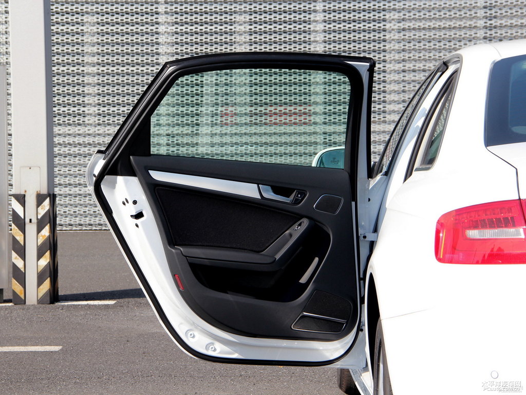 朱鷺白奧迪A4L車廂內(nèi)飾圖片