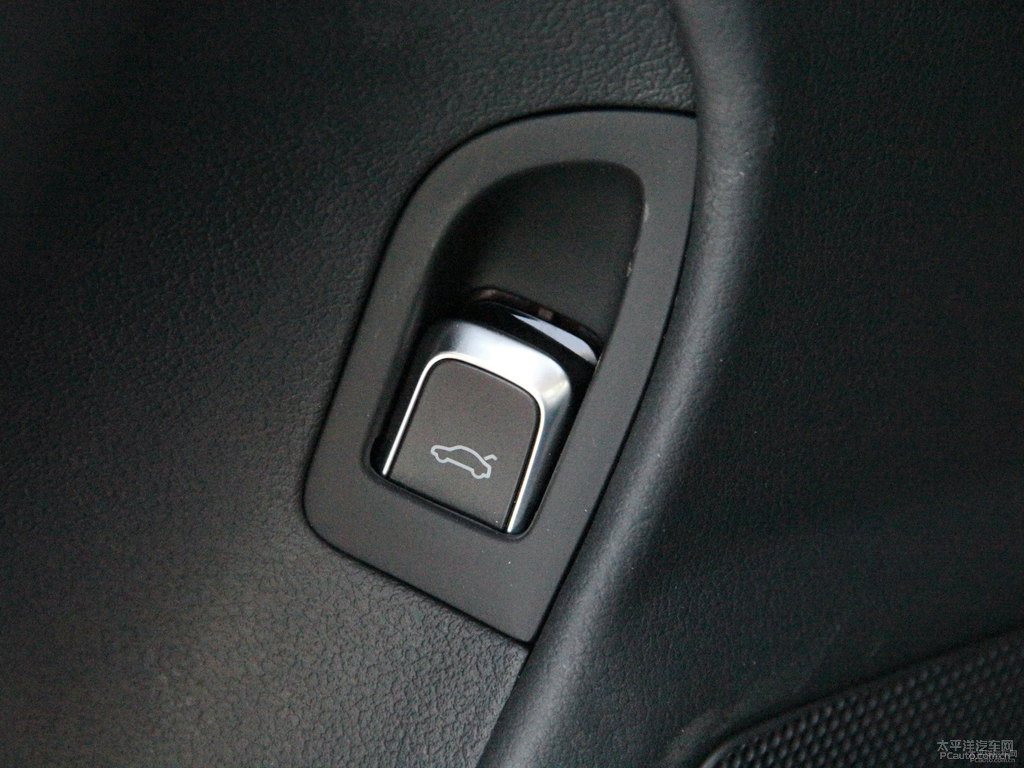 朱鷺白奧迪A4L車廂內(nèi)飾圖片