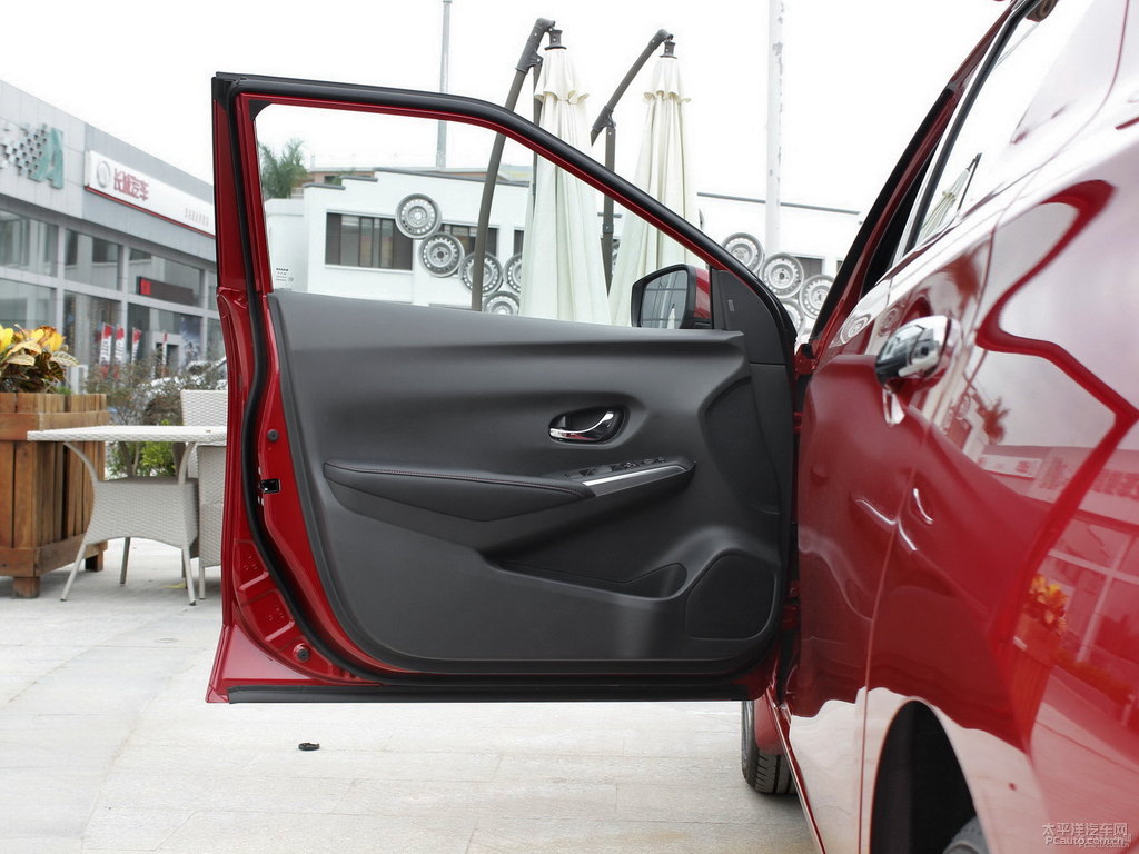 烈焰紅藍(lán)鳥車廂內(nèi)飾圖片
