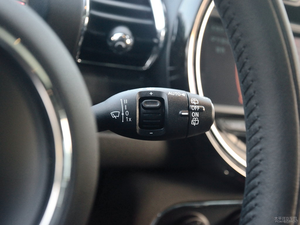 胡椒白MINI CLUBMAN中控內飾圖片