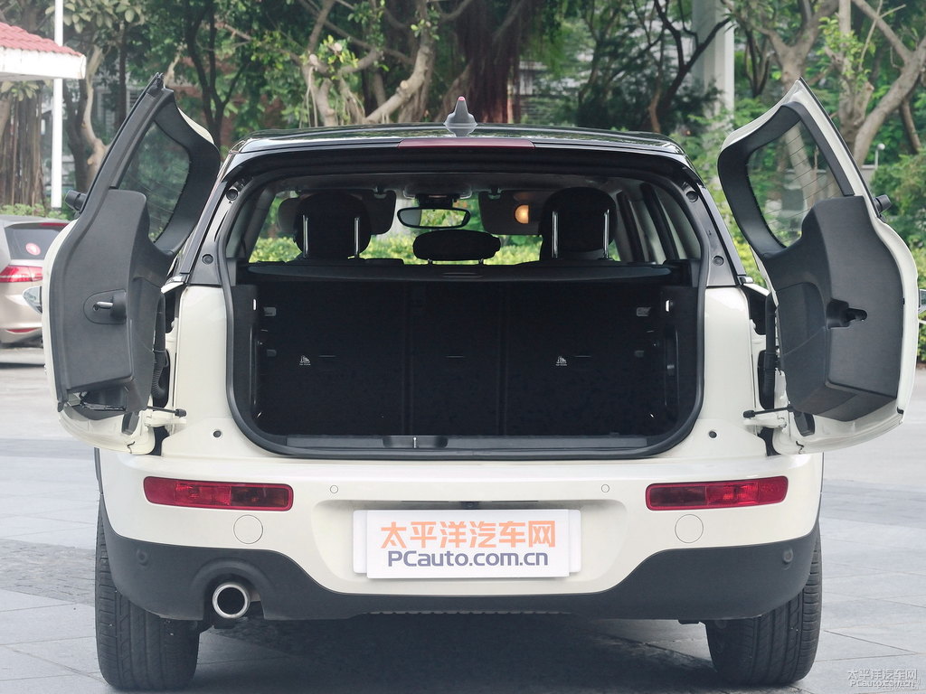 胡椒白MINI CLUBMAN后備廂空間圖片