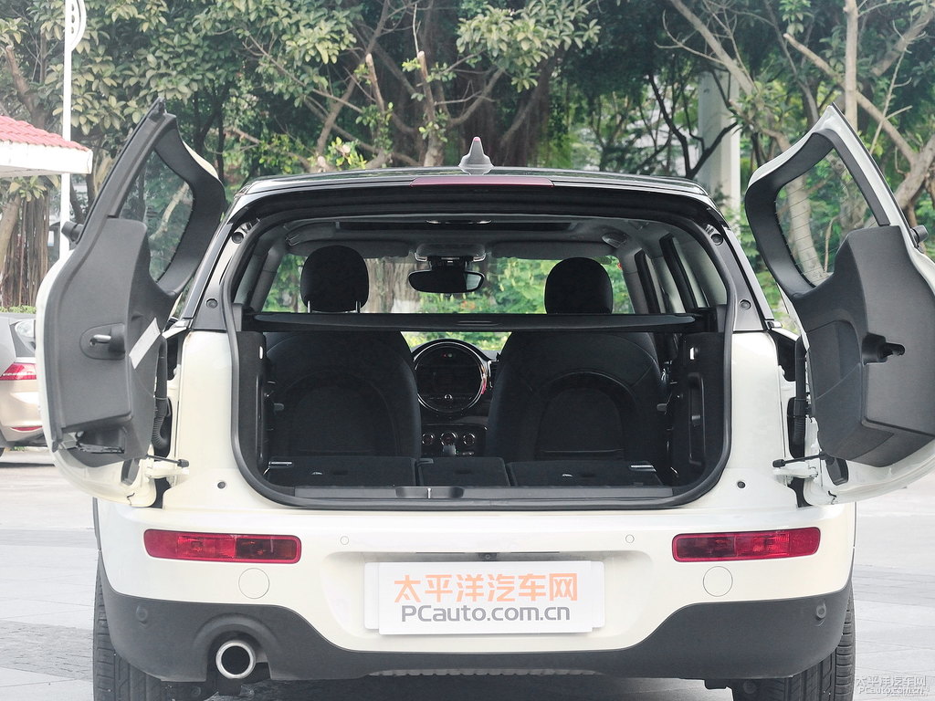 胡椒白MINI CLUBMAN后備廂空間圖片