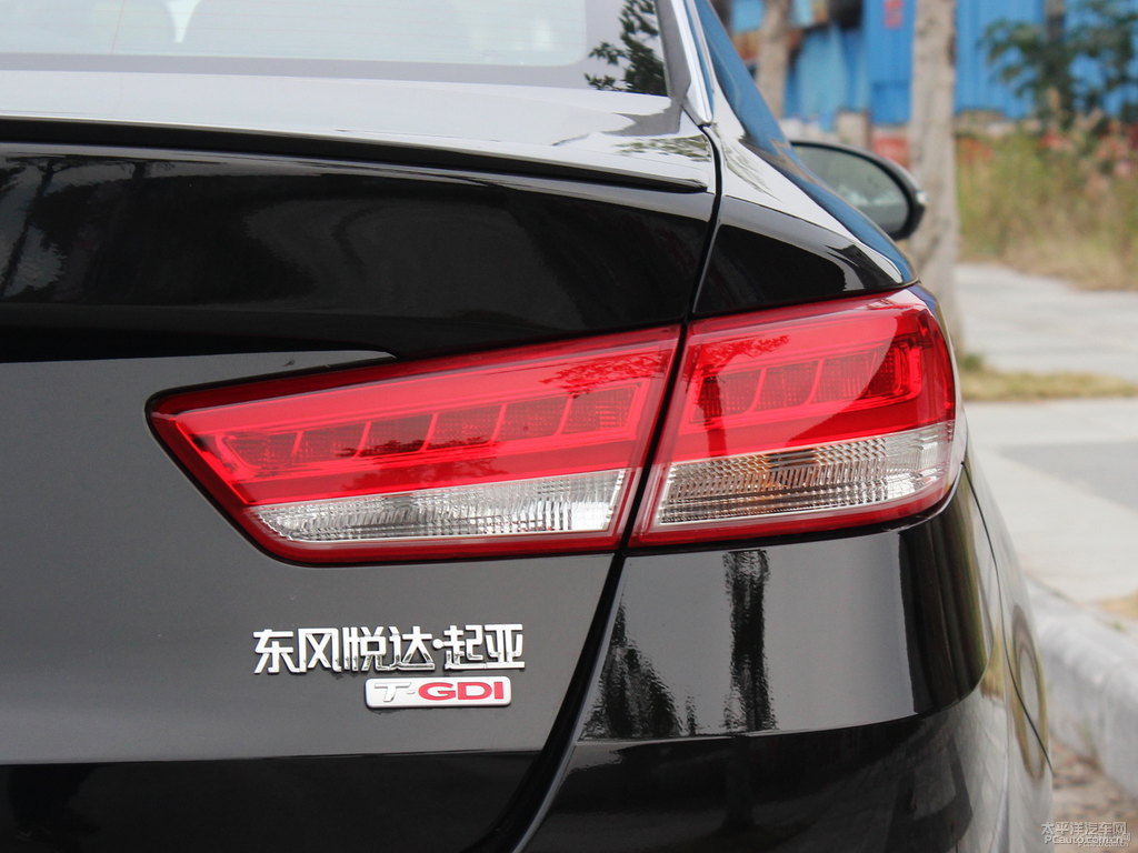 極光黑起亞K5凱酷車尾外觀圖片