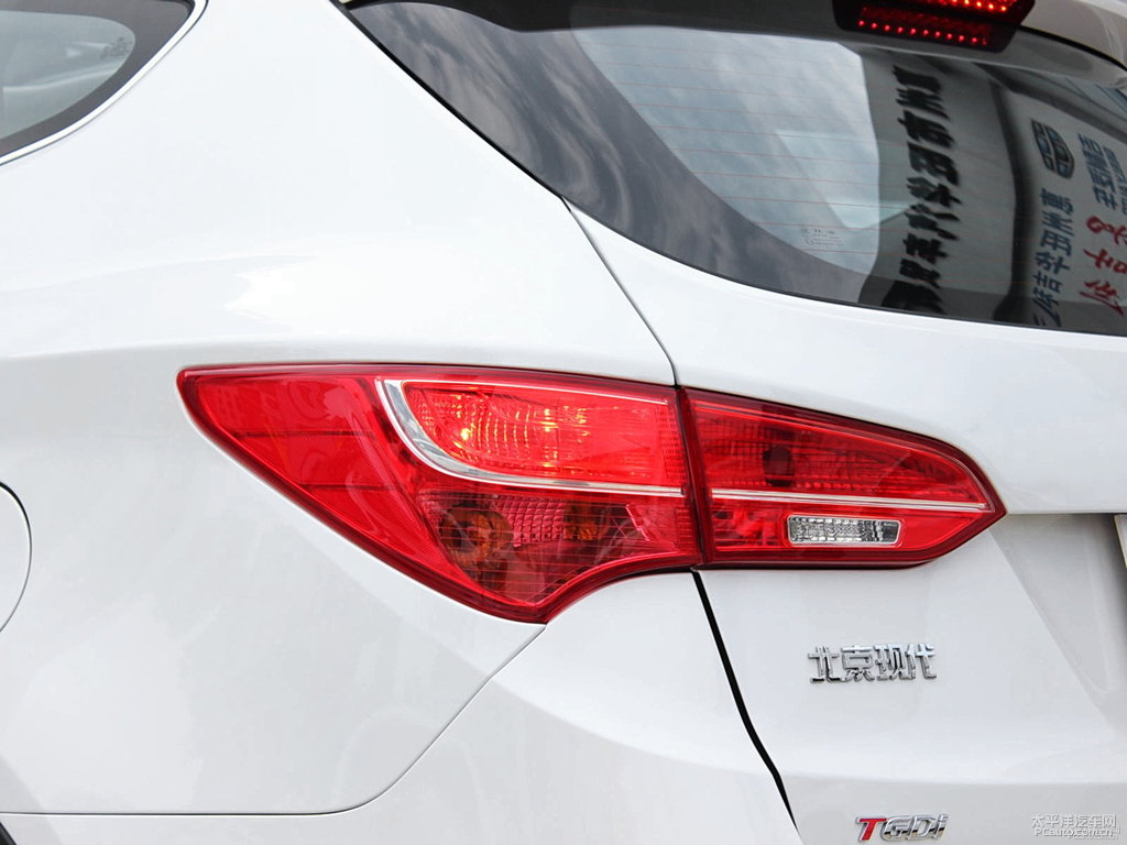 水晶白勝達(dá)車尾外觀圖片