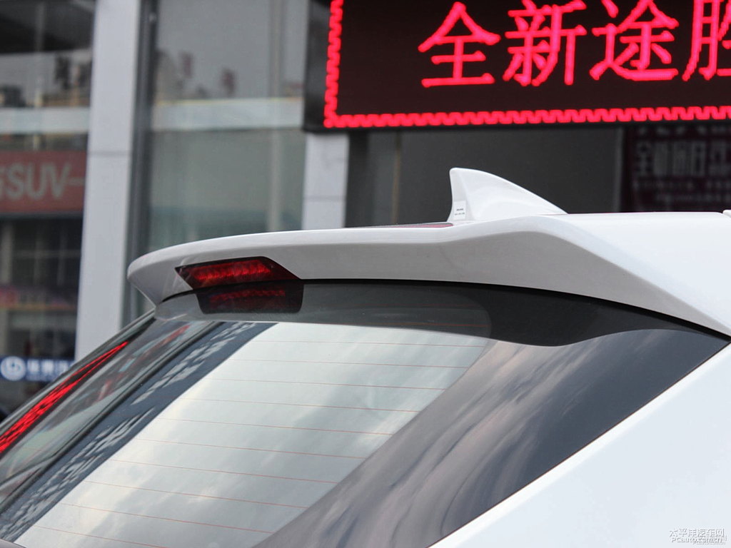 水晶白勝達(dá)車尾外觀圖片