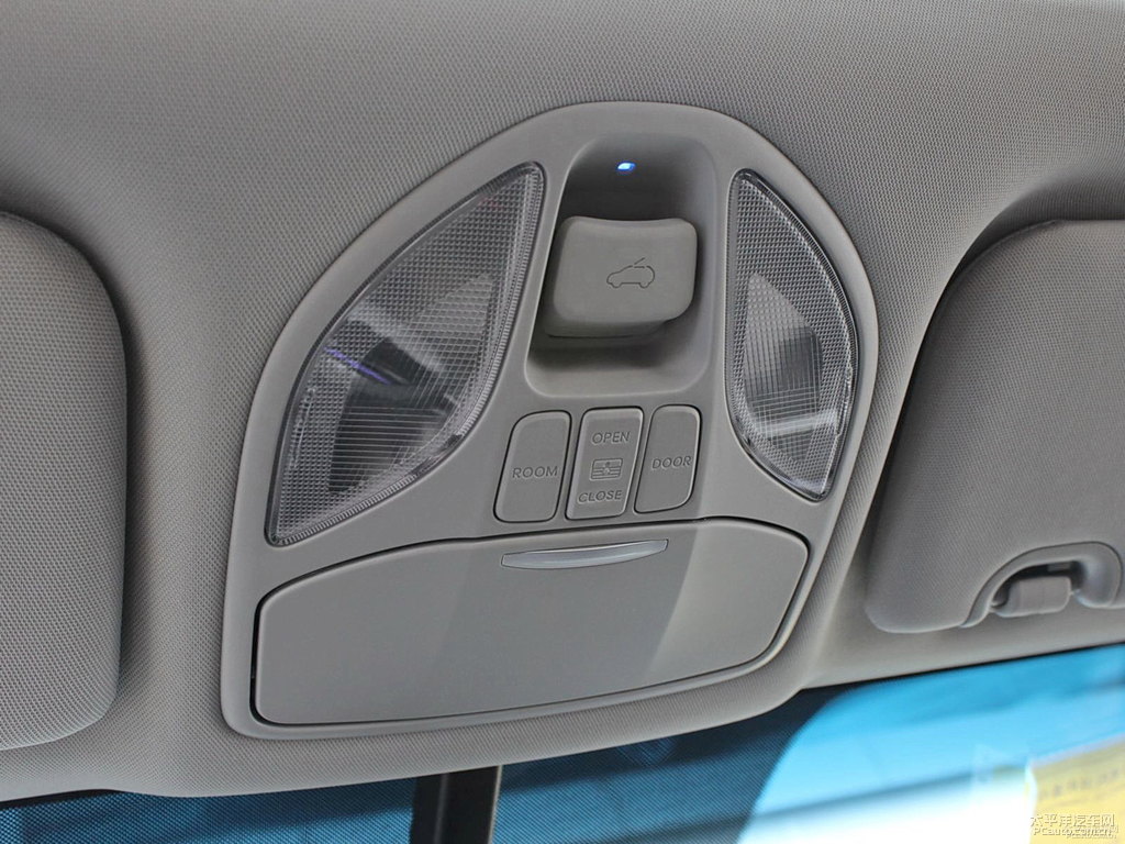 水晶白勝達車廂內(nèi)飾圖片
