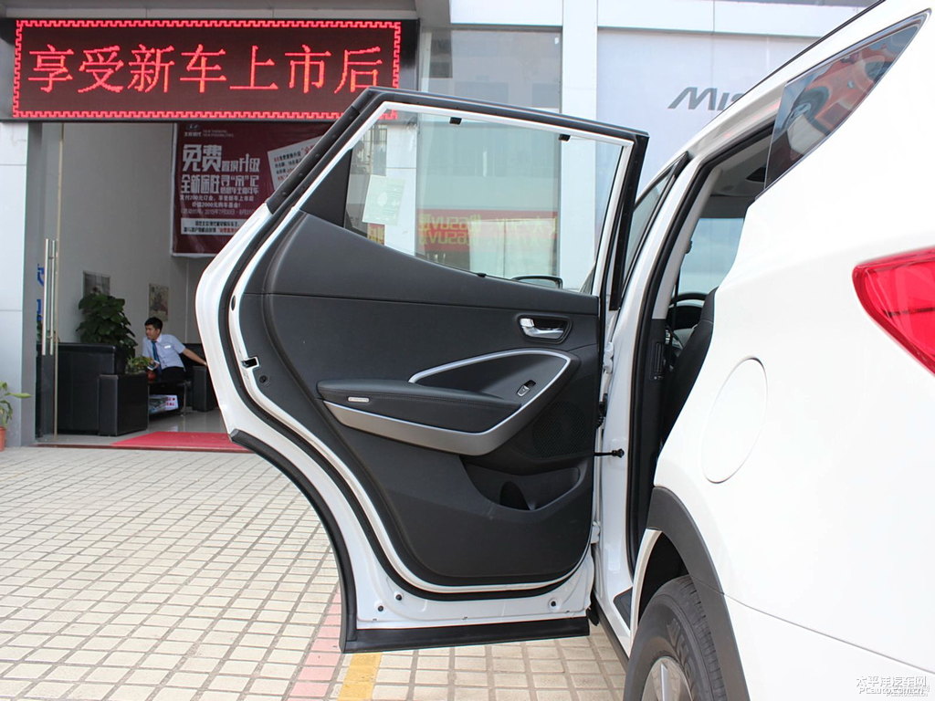水晶白勝達(dá)車廂內(nèi)飾圖片