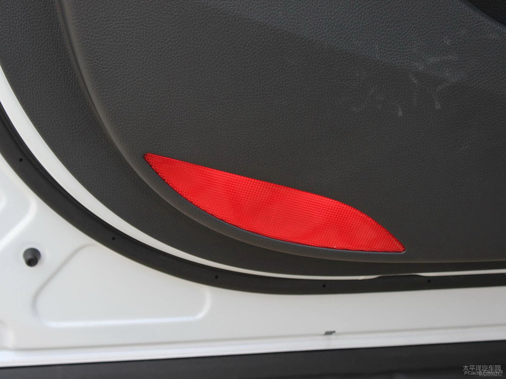 水晶白勝達(dá)車廂內(nèi)飾圖片