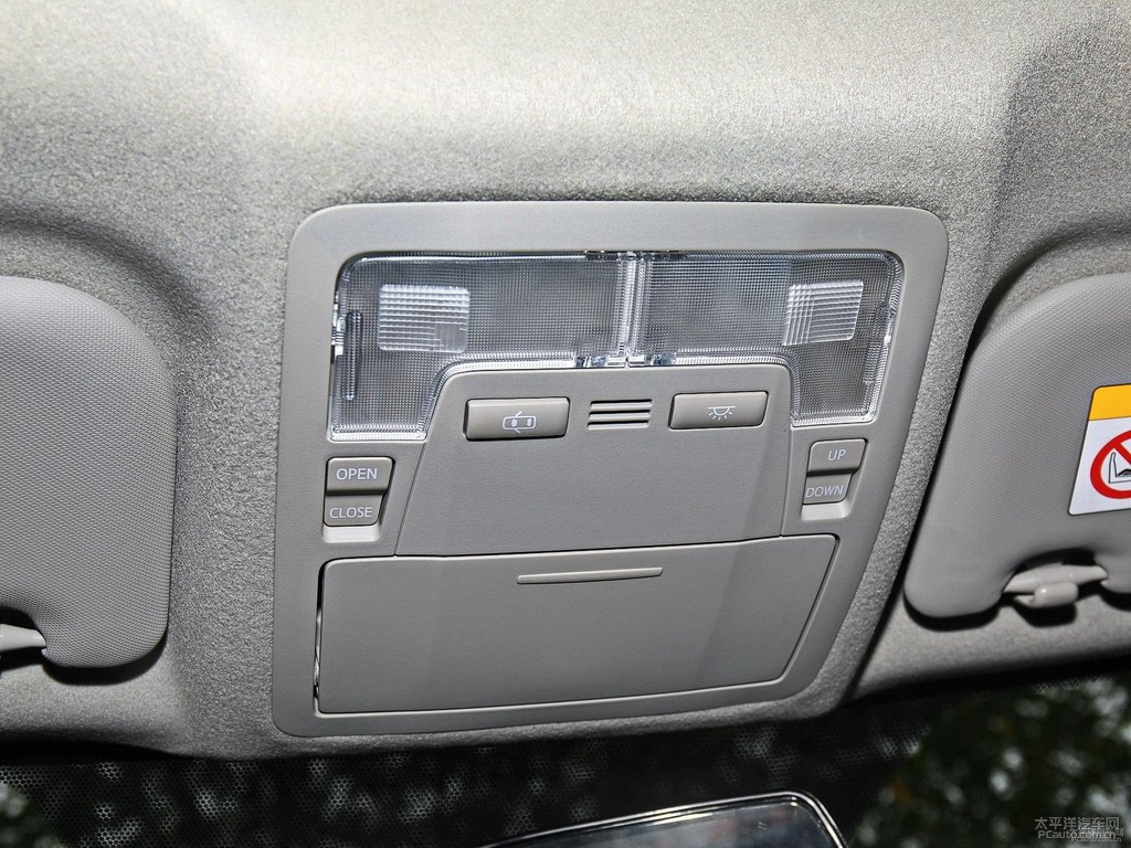 珊瑚紅雷凌車廂內(nèi)飾圖片