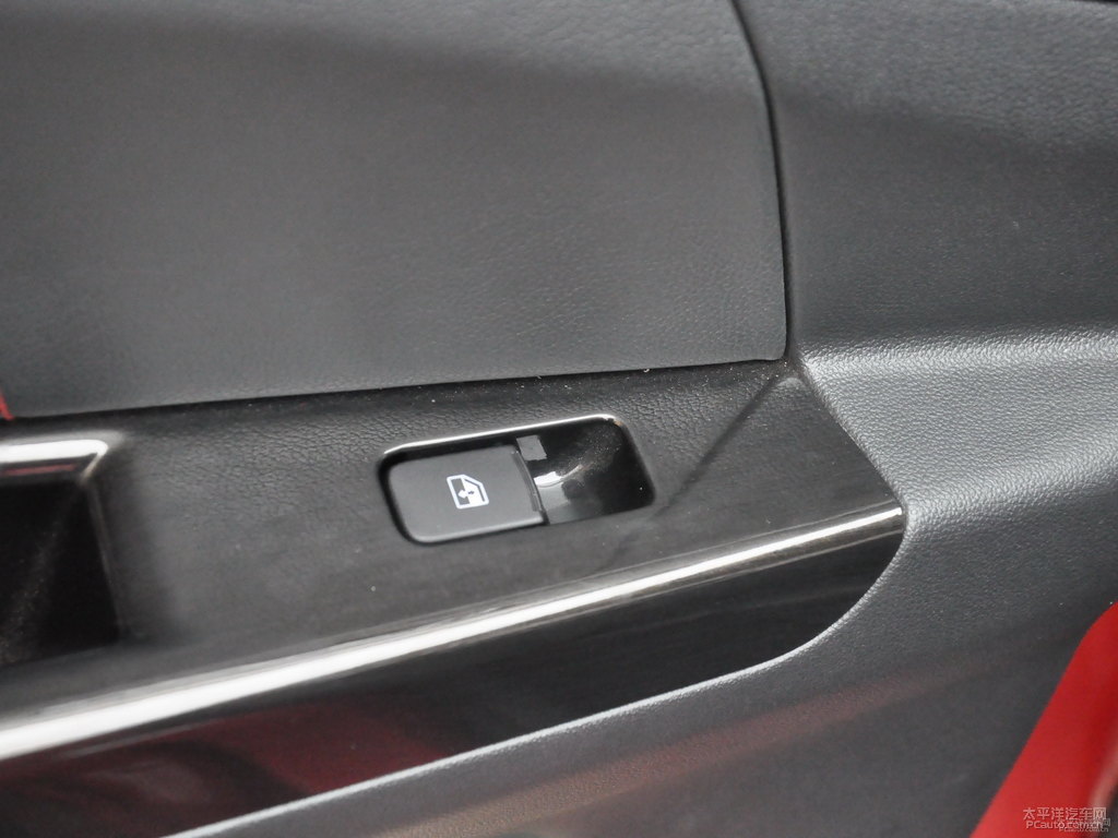 寶石紅逸動車廂內(nèi)飾圖片