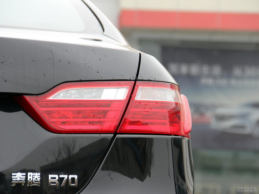 極夜黑奔騰B70車尾外觀圖片