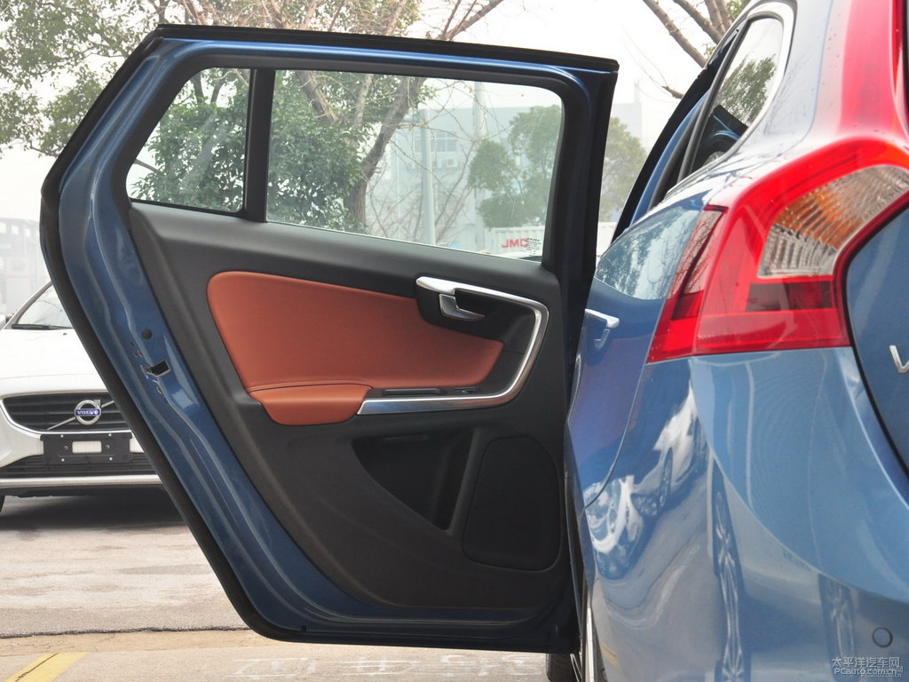 動力藍沃爾沃V60車廂內(nèi)飾圖片