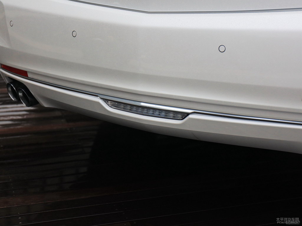 鉆白凱迪拉克CT6車尾外觀圖片