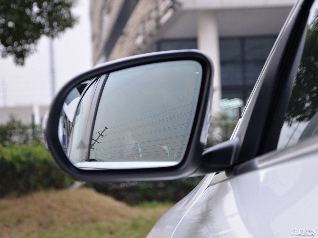 北極白奔馳GLC車身外觀圖片