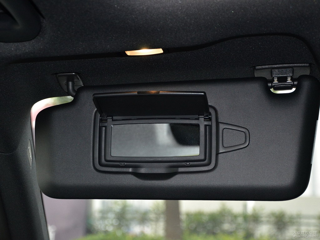 北極白奔馳GLC車廂內(nèi)飾圖片