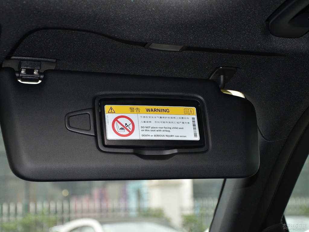北極白奔馳GLC車廂內(nèi)飾圖片