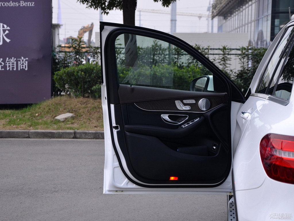 北極白奔馳GLC車廂內(nèi)飾圖片