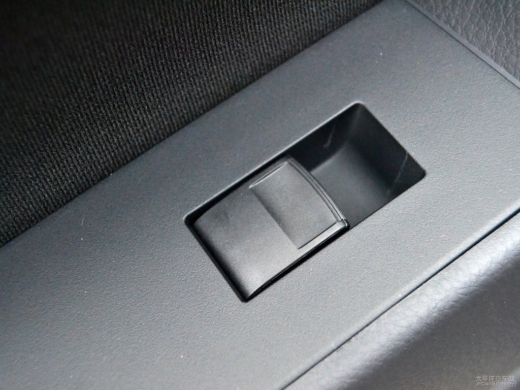炫晶黑雷凌車廂內飾圖片