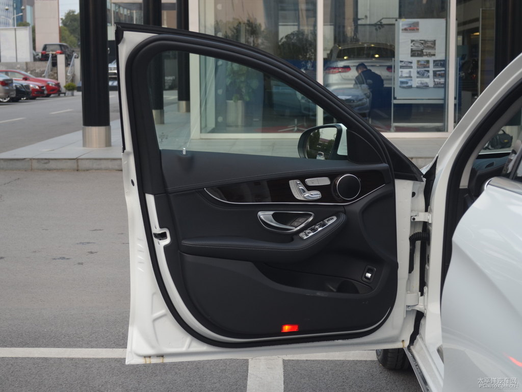 鉆石白奔馳C級車廂內(nèi)飾圖片
