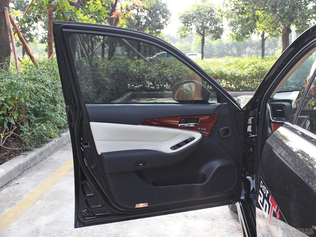黑色皇冠車廂內(nèi)飾圖片