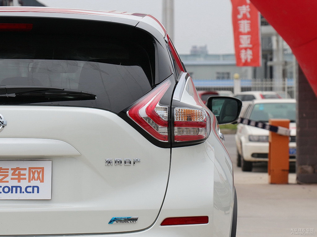 珠光白樓蘭車尾外觀圖片