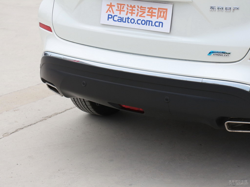 珠光白樓蘭車尾外觀圖片