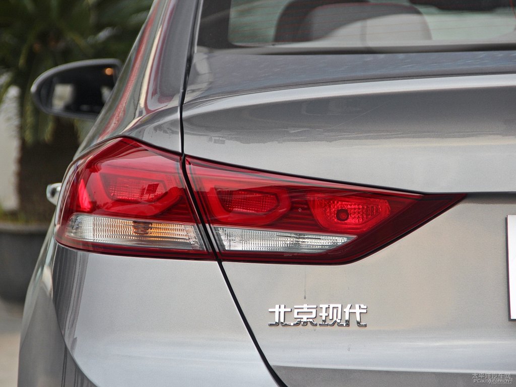 格調(diào)灰領(lǐng)動車尾外觀圖片