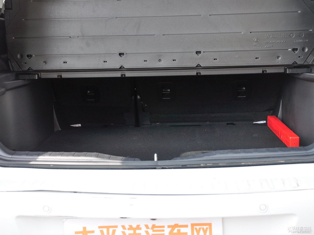 簡(jiǎn)約白哈弗H6后備廂空間圖片