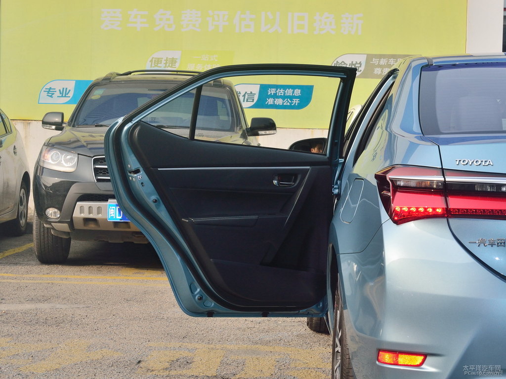 寰宇藍(lán)色卡羅拉車廂內(nèi)飾圖片