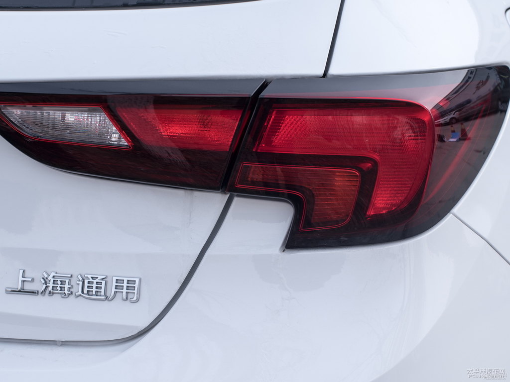 雪域白威朗車尾外觀圖片