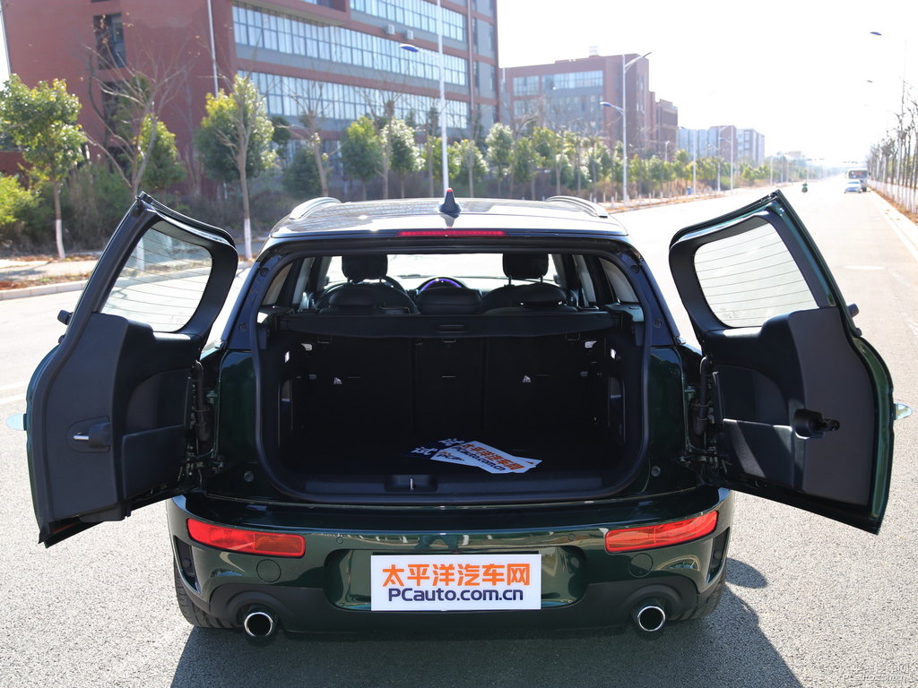 墨綠色MINI CLUBMAN后備廂空間圖片
