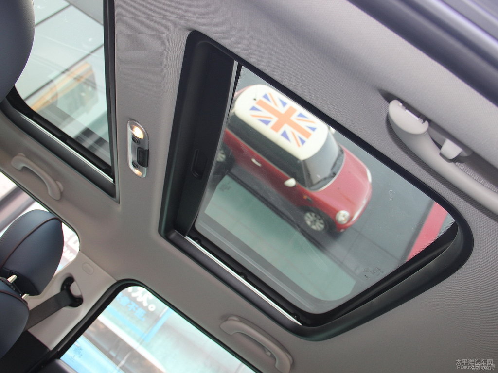 絳紅色MINI CLUBMAN車廂內(nèi)飾圖片