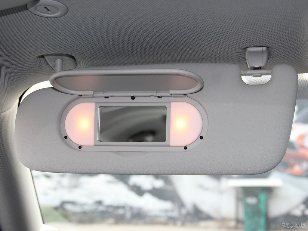 絳紅色MINI CLUBMAN車廂內(nèi)飾圖片