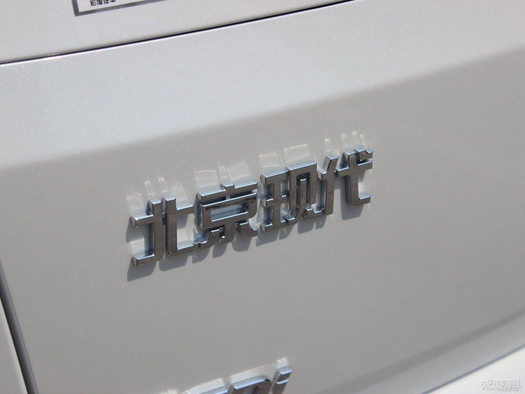 珍珠白途勝L車尾外觀圖片