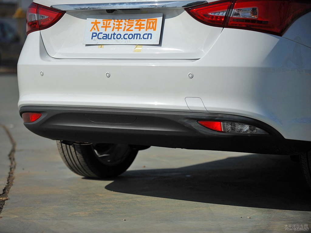 俊逸白艾瑞澤5車尾外觀圖片