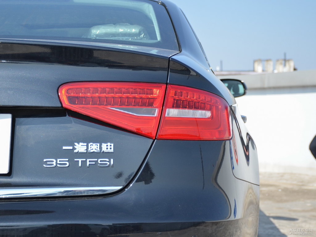 幻影黑奧迪A4L車(chē)尾外觀圖片