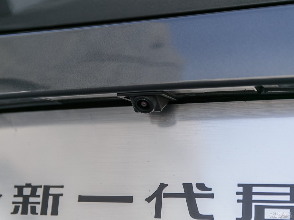 玄鐵灰君越車尾外觀圖片