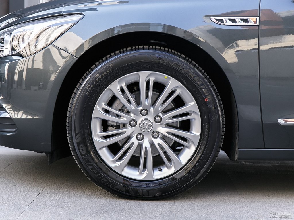 玄鐵灰君越車身外觀圖片