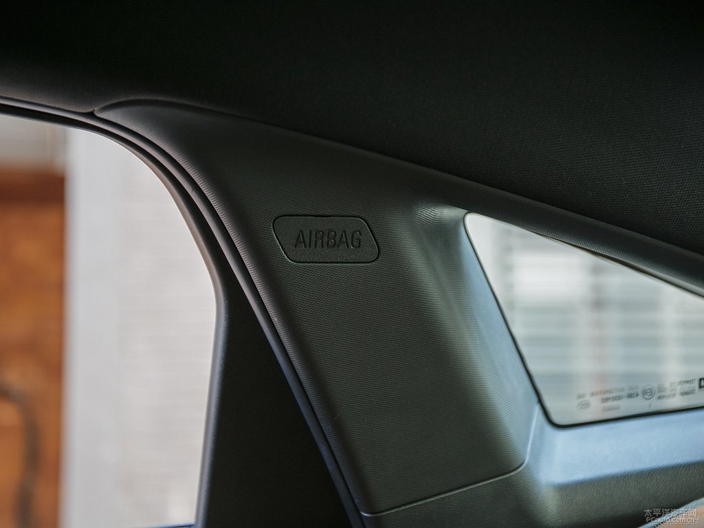 玄鐵灰君越車廂內(nèi)飾圖片