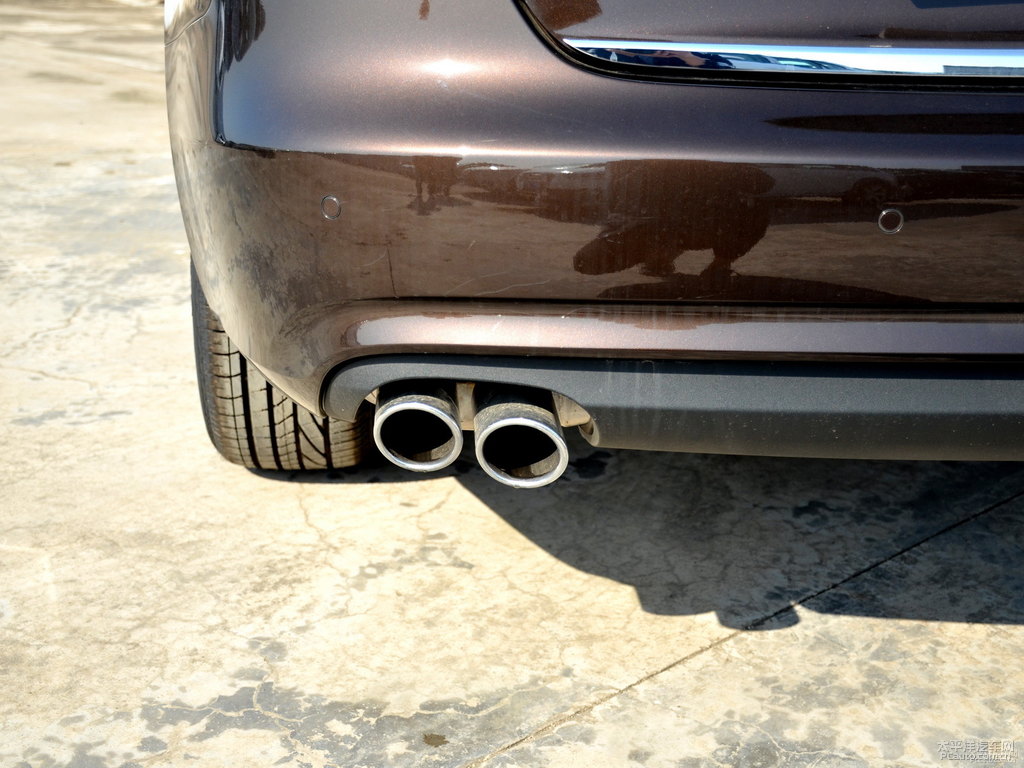 柚木棕奧迪A4L車尾外觀圖片