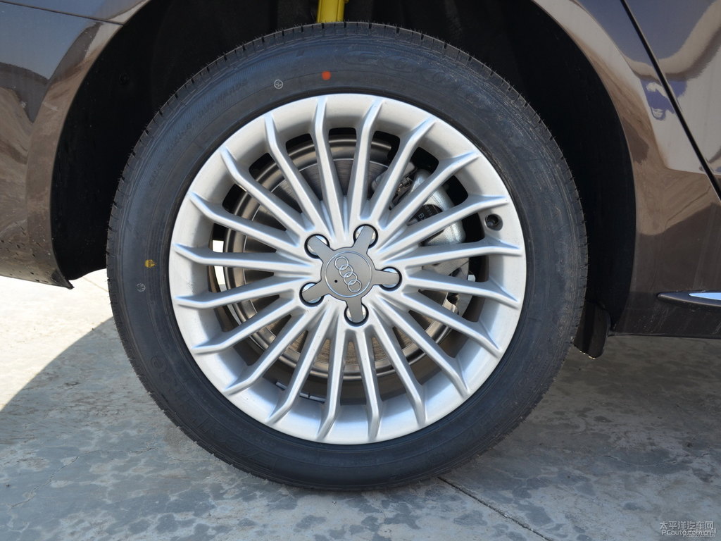 柚木棕奧迪A4L車(chē)身外觀圖片