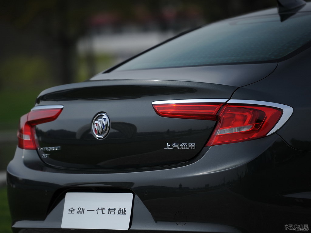 玄鐵灰君越車尾外觀圖片