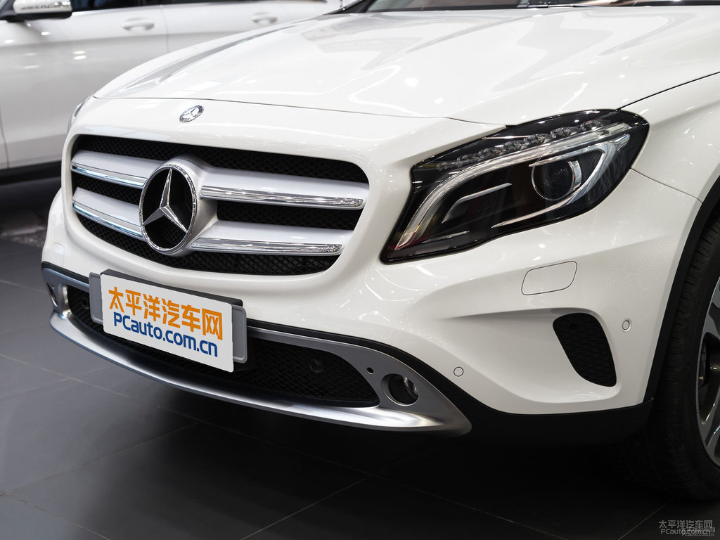 北極白奔馳GLA車頭外觀圖片